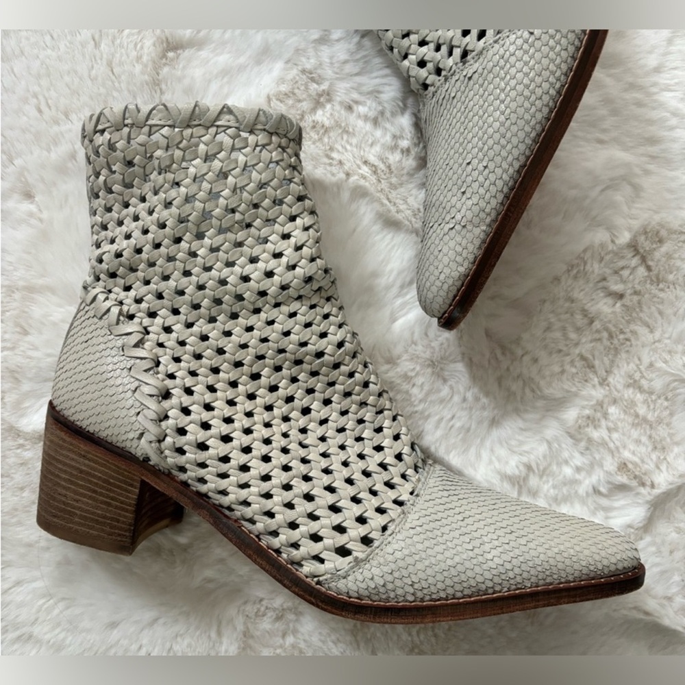 Free people- light gray leather “in the loop” woven pointed ankle boots